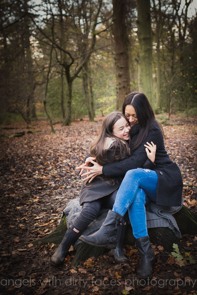 Winter Photoshoot in Hertfordshire with mum and daughter hugging