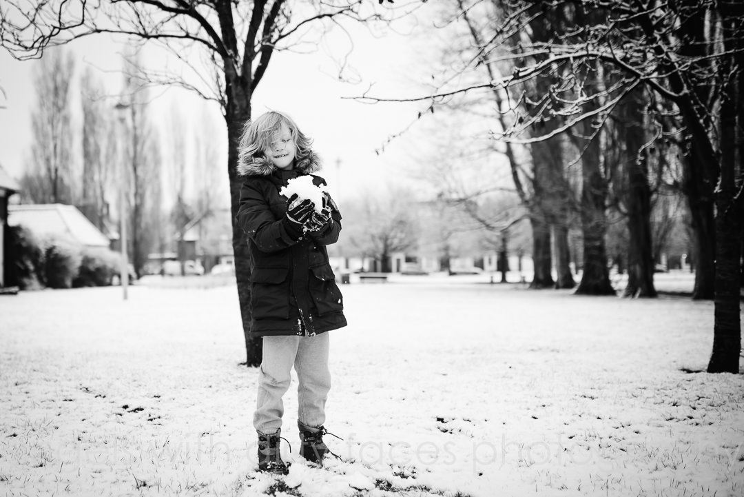 Hertfordshire family photographer captures young boy in the snow