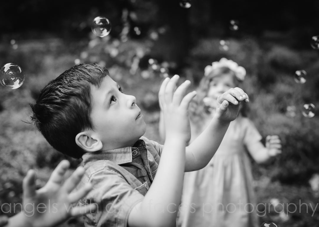 kids catch bubbles on their family photoshoot