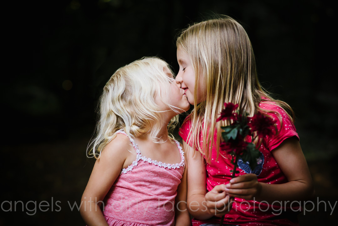 Hertfordshire photographer captures two kissing siblings