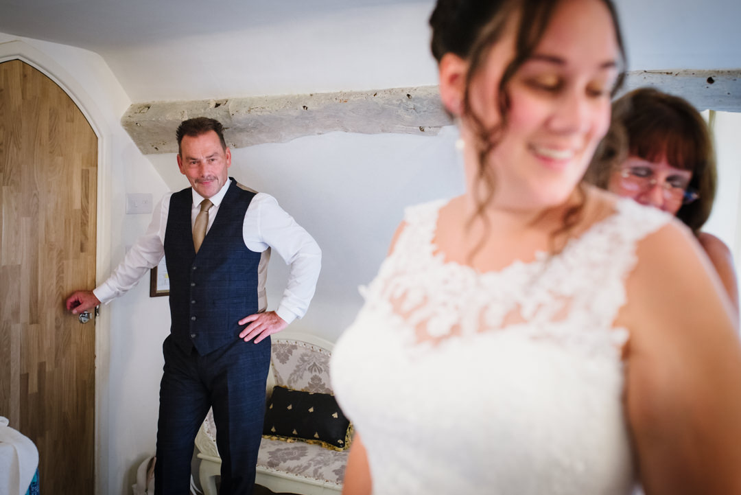 sheene mill wedding photographer captures father of bride seeing his daughter for the first time