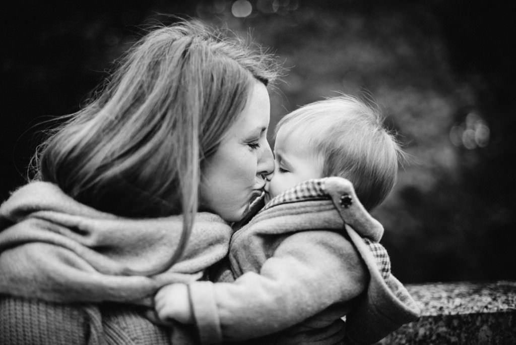 hertfordshire family photographer captures a kiss between mother and her baby