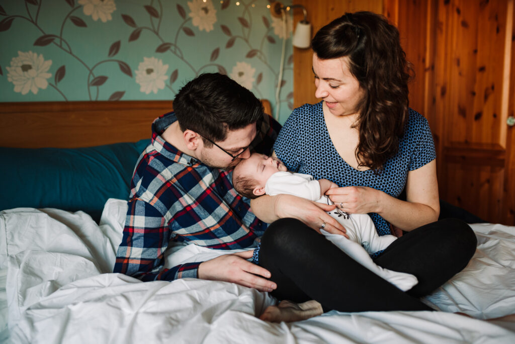 Photographer captures newborn with her parents